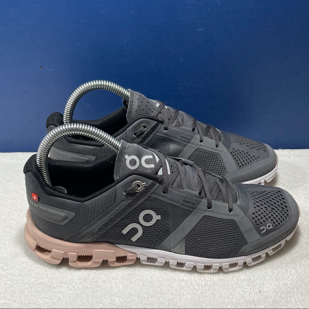 On Cloudflow Women’s Sz 7